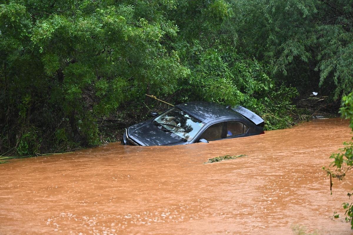 Floods in AP.. Car washed away
