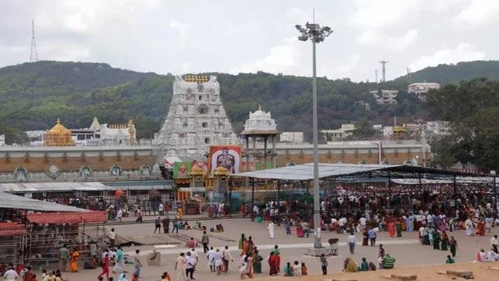Devotees flock to Tirumala hill, queue complex filled