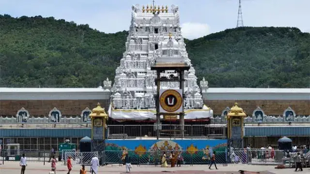 Devotees flock to Tirumala.. Queues stretch up to the stone arch.