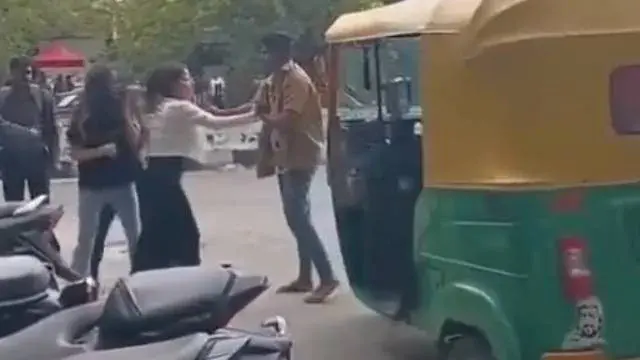 Auto fare riot in Bengaluru.. Driver fights with young women