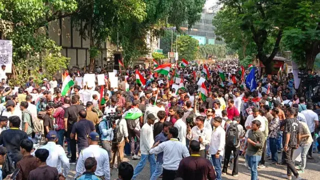 Rival protests in Mumbai.. 'Gen Next' protests against CJP