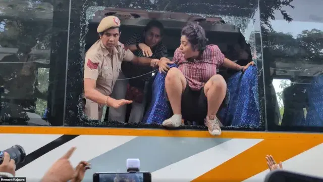 Woman locks police bus.. Tension at Jantar Mantar!