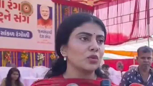 Minister Rivaba Jadeja congratulates Modi on 25 years of service.. Human garland in Rajkot