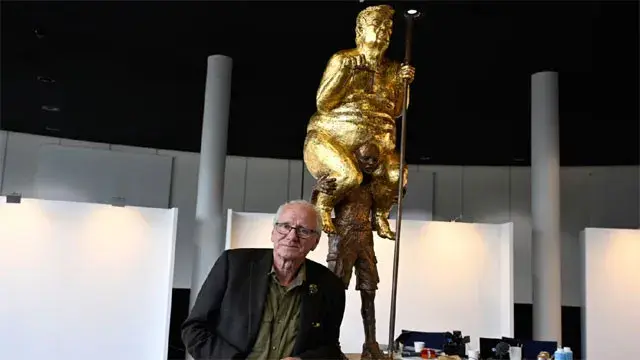 Trump's golden nude statue in the European Parliament... ironically called 'King of Injustice'