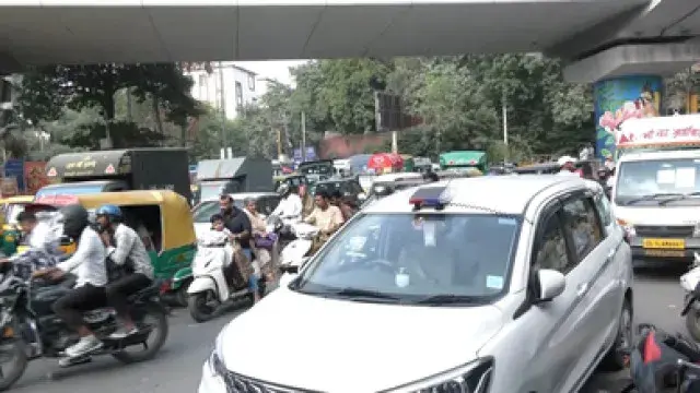 Stones pelted at bus carrying CJP protesters in Delhi