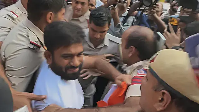 Huge business loss due to protests in Delhi.. Restaurant owner files petition in court seeking compensation