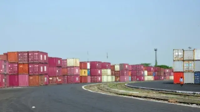How did goods worth Rs. 5,876 crore from India reach Pakistan despite the ban?